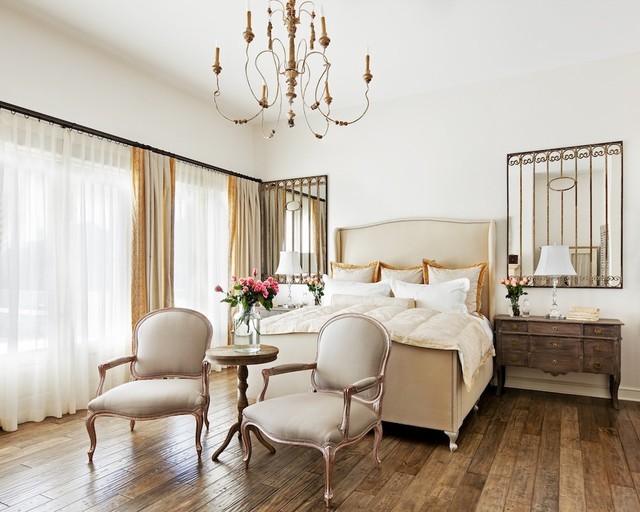 Bedroom chandeliers for smaller and large spaces